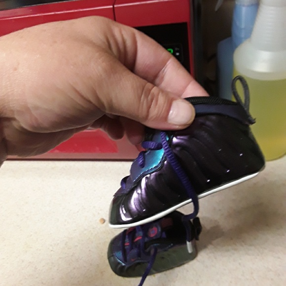 My sons 2c nikes - Picture 4 of 4